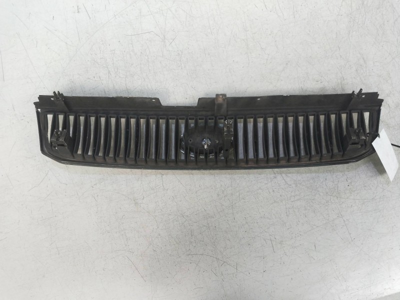 Recambio de rejilla delantera para kia clarus 2.0 cat referencia OEM IAM   