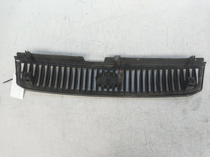 Recambio de rejilla delantera para kia clarus 1.8 cat referencia OEM IAM   