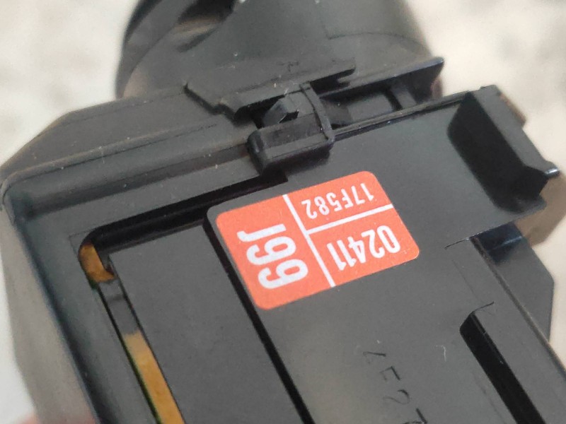 Recambio de mando limpia para toyota auris 1.4 turbodiesel cat referencia OEM IAM 17F582  