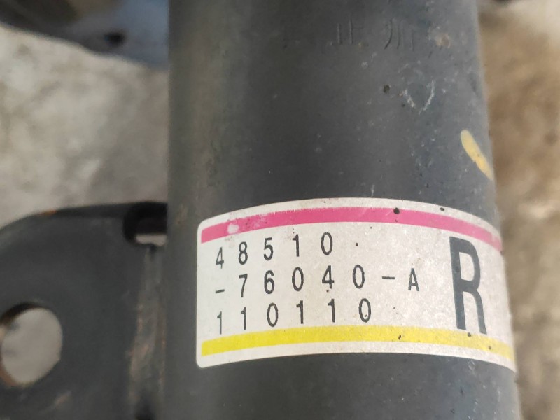 Recambio de amortiguador delantero derecho para lexus ct 200h referencia OEM IAM 4851076040A  