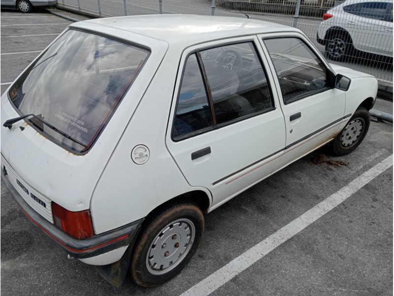 peugeot 205 berlina del año 1988