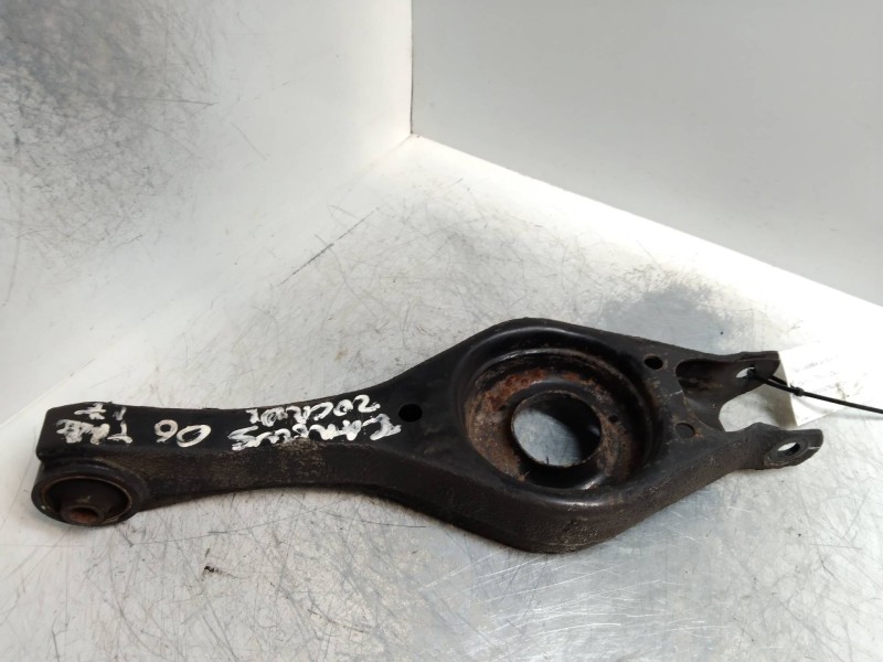 Recambio de brazo suspension inferior trasero izquierdo para kia carens (un) 2.0 crdi referencia OEM IAM   