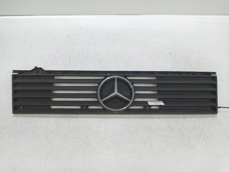 Recambio de rejilla delantera para mercedes mb 100 d caja cerrada / combi 2.4 diesel referencia OEM IAM   