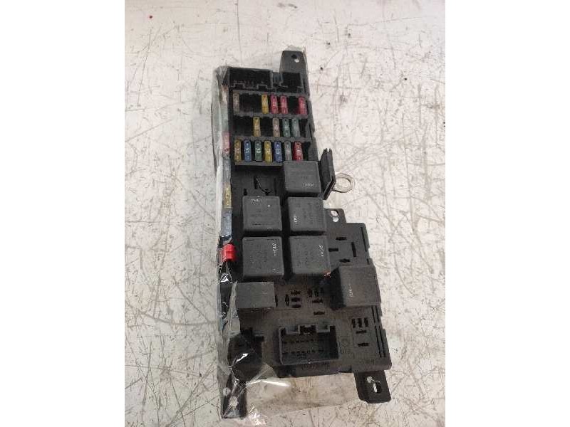 Recambio de caja reles / fusibles para volvo s60 berlina d5 referencia OEM IAM 518828108  