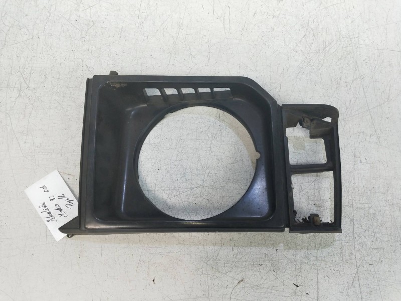 Recambio de rejilla delantera para mitsubishi montero (l040) 2500 td (4-ptas.) referencia OEM IAM   