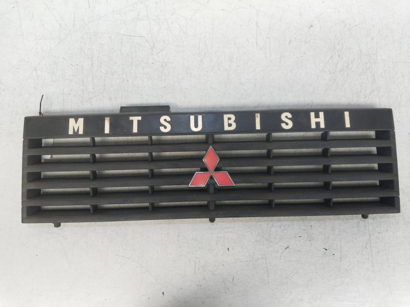 Recambio de rejilla delantera para mitsubishi montero (l040) 2500 td (4-ptas.) referencia OEM IAM   