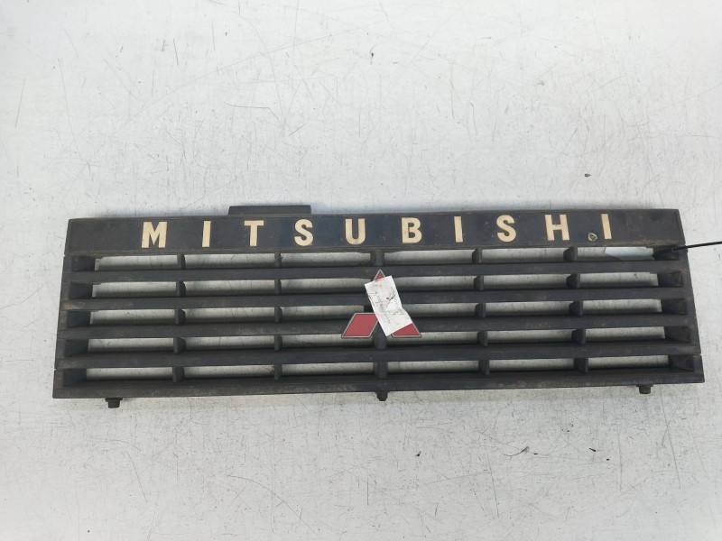 Recambio de rejilla delantera para mitsubishi montero (l040) 2500 td (2-ptas.) referencia OEM IAM   
