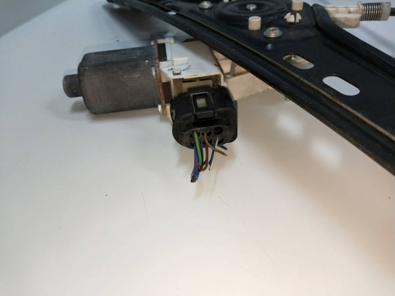 Recambio de elevalunas delantero derecho para bmw serie 3 touring (e91) 2.0 16v diesel referencia OEM IAM 0130822227  