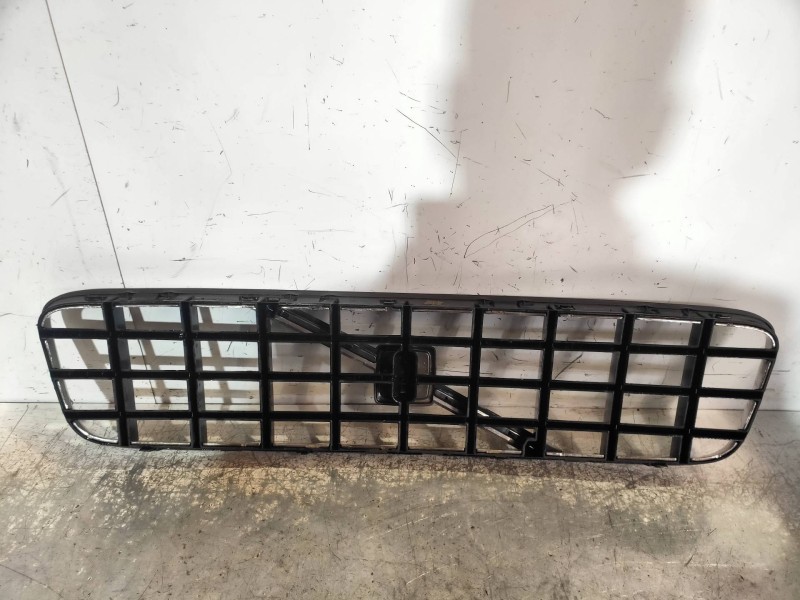 Recambio de rejilla delantera para volvo xc90 d5 referencia OEM IAM   