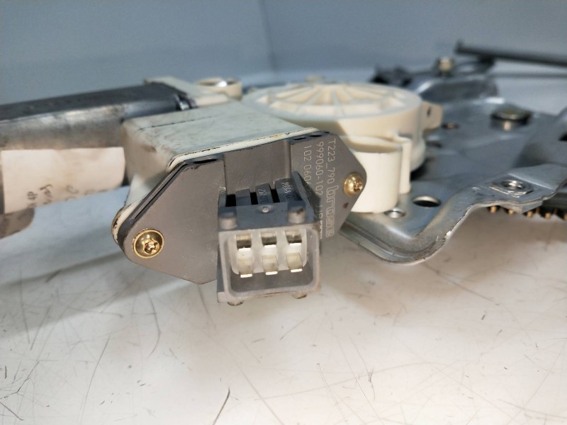 Recambio de elevalunas delantero derecho para toyota avensis berlina (t25) 2.2 d-4d cat referencia OEM IAM 6981005050  4P