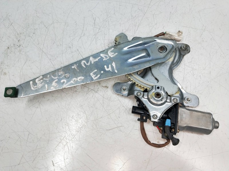 Recambio de elevalunas trasero derecho para lexus is200 (gxe10) referencia OEM IAM 8571053040 2621000191 5P R
