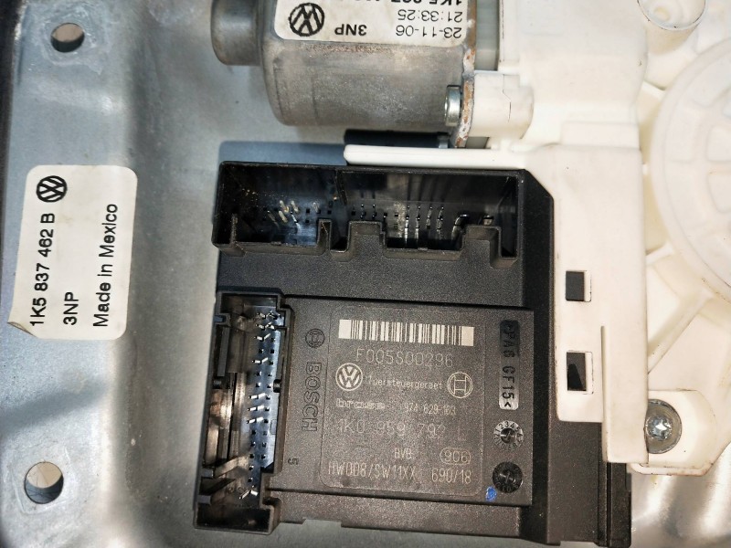 Recambio de elevalunas delantero derecho para volkswagen jetta (1k2) 1.9 tdi referencia OEM IAM 1K0959702P 1K5837402AH 4P