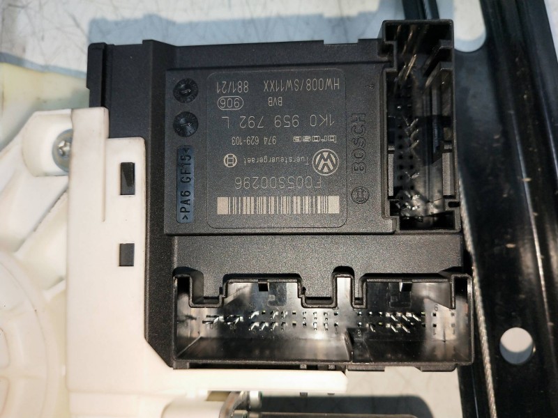 Recambio de elevalunas delantero derecho para volkswagen jetta (1k2) 2.0 tdi referencia OEM IAM 1K0959702P 1K5837402AH 4P