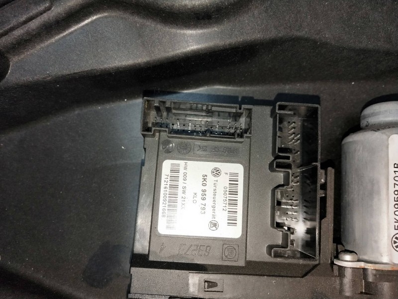 Recambio de elevalunas delantero izquierdo para volkswagen golf vi (5k1) referencia OEM IAM 5K0959701B 402305B 3P