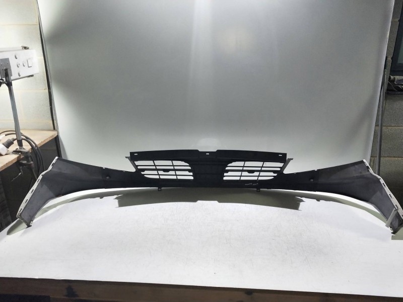 Recambio de rejilla delantera para nissan primastar (x..) kasten l1h1 2.7t referencia OEM IAM   