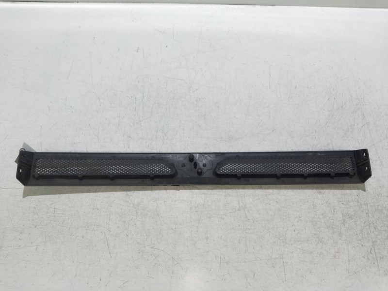 Recambio de rejilla delantera para nissan trade 2.3d referencia OEM IAM   