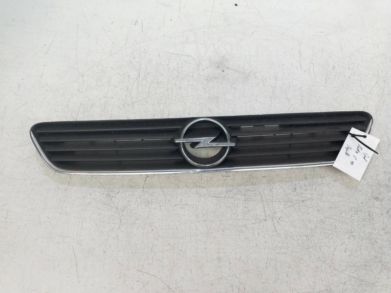 Recambio de rejilla delantera para opel astra g berlina referencia OEM IAM    Recambio de rejilla delantera para opel astra g berlina referencia OEM IAM
