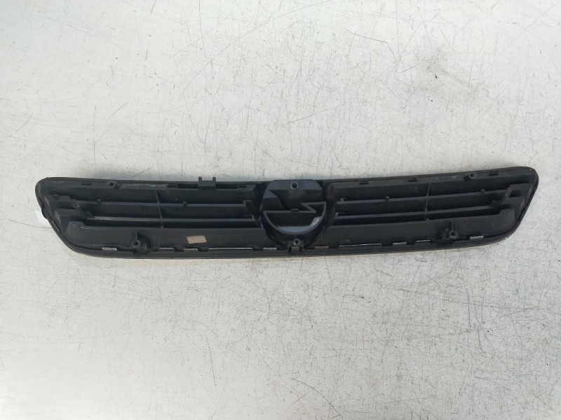 Recambio de rejilla delantera para opel astra g berlina referencia OEM IAM    Recambio de rejilla delantera para opel astra g berlina referencia OEM IAM
