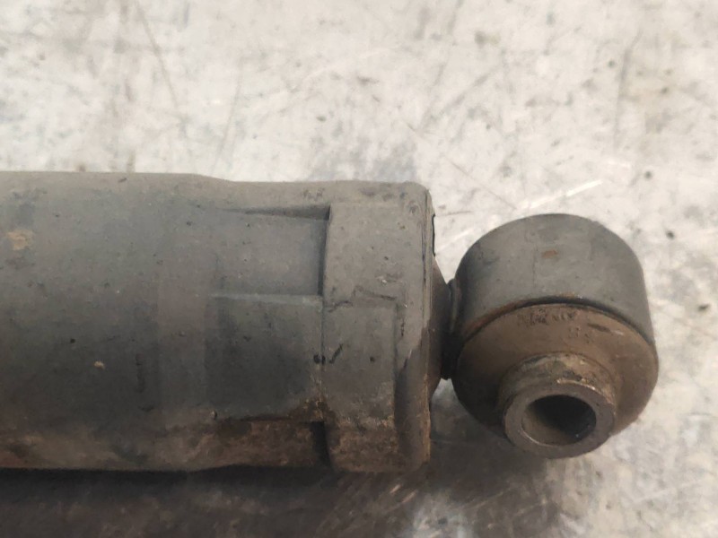 Recambio de amortiguador trasero derecho para jeep gr.cherokee (wj/wg) 2.7 crd limited referencia OEM IAM 52008950AK 2A19432A 