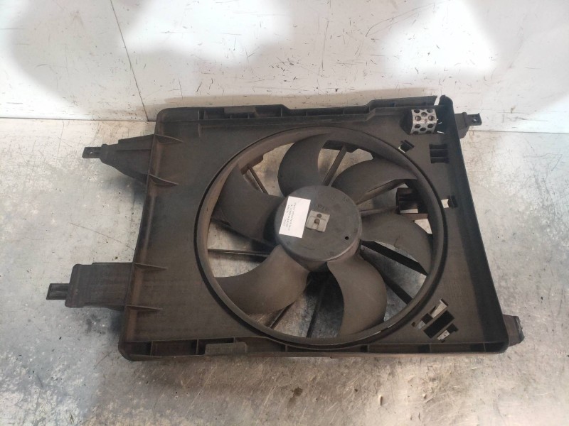 Recambio de electroventilador para renault megane ii berlina 5p 2.0 referencia OEM IAM 8200680823B  