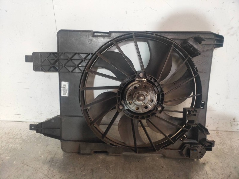 Recambio de electroventilador para renault megane ii berlina 5p 2.0 referencia OEM IAM 8200680823B  