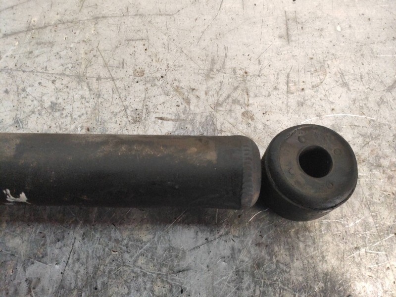 Recambio de amortiguador trasero derecho para mitsubishi l 300 (p00) combi referencia OEM IAM   
