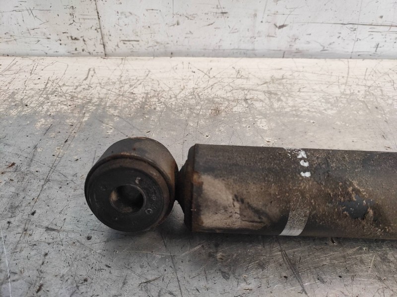 Recambio de amortiguador trasero izquierdo para mitsubishi l 300 (p00) combi referencia OEM IAM   