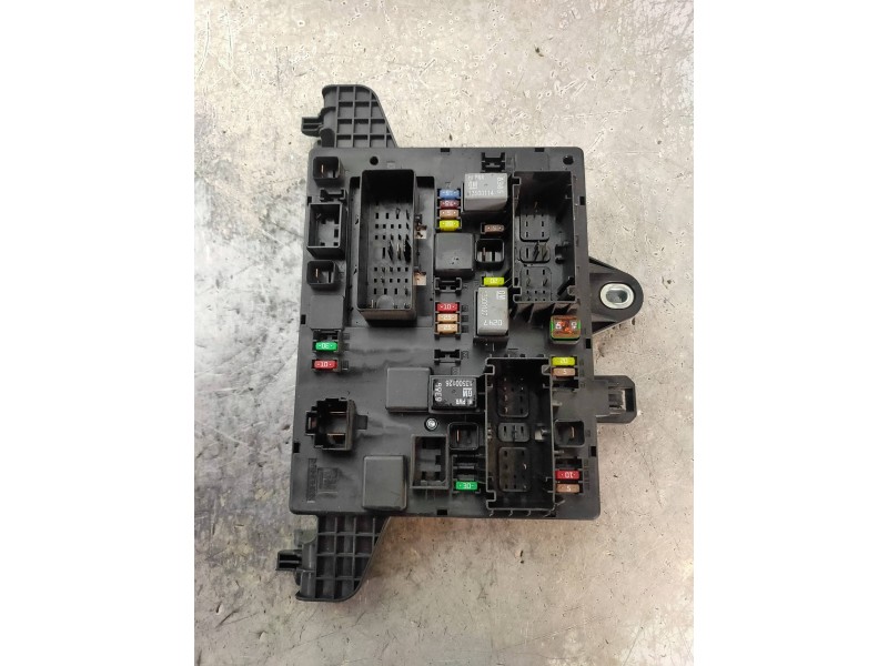 Recambio de caja reles / fusibles para opel astra j lim. cosmo referencia OEM IAM 13302301 365927271 QQ