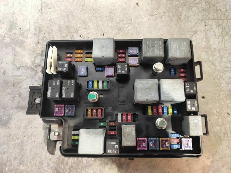 Recambio de caja reles / fusibles para chevrolet aveo berlina hatchback lt referencia OEM IAM 95462806 AU8 T300