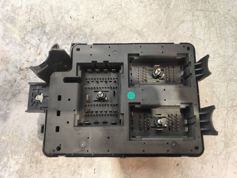 Recambio de caja reles / fusibles para chevrolet aveo berlina hatchback lt referencia OEM IAM 95462806 AU8 T300