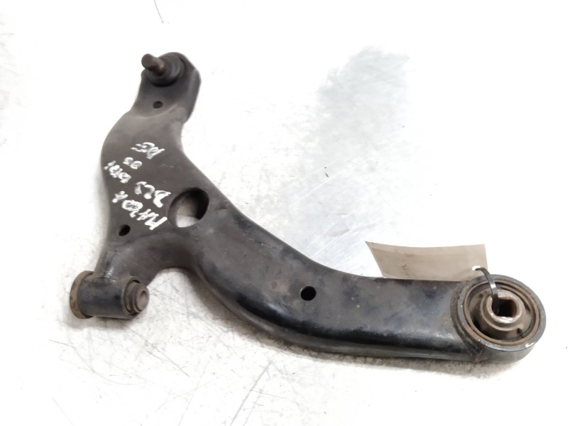 Recambio de brazo suspension inferior delantero derecho para mazda 323 berl. f/s (bj) 2.0 td f comfort referencia OEM IAM   