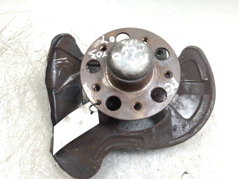 Recambio de mangueta delantera derecha para mercedes clase c (w203) berlina 230 (203.052) referencia OEM IAM 2043320201  