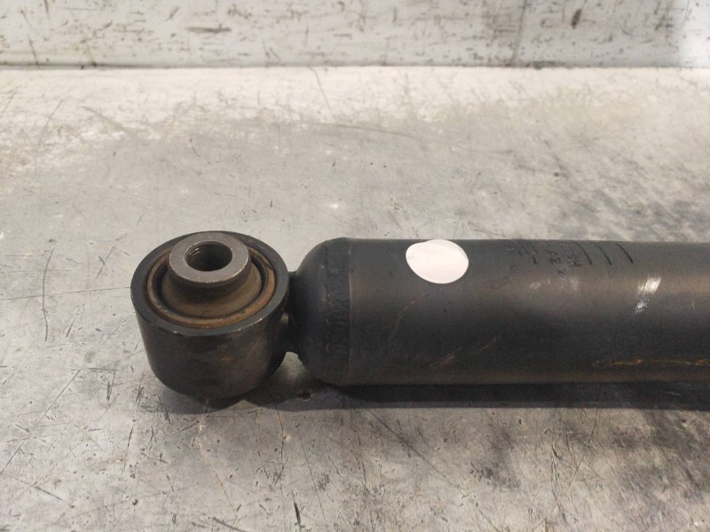 Recambio de amortiguador trasero izquierdo para nissan juke (f15) acenta referencia OEM IAM 562101KA1A  