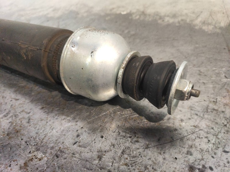 Recambio de amortiguador trasero izquierdo para nissan juke (f15) acenta referencia OEM IAM 562101KA1A  