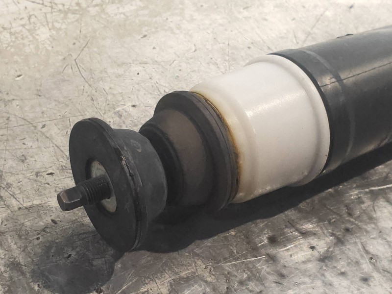 Recambio de amortiguador trasero derecho para renault clio iv authentique referencia OEM IAM 562109815R  