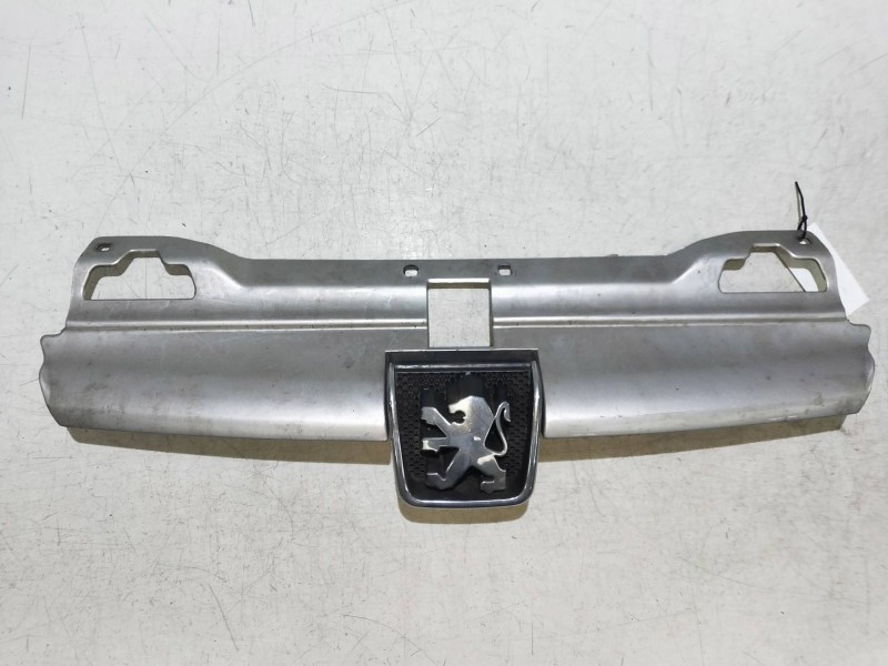 Recambio de rejilla delantera para peugeot 406 berlina (s1/s2) 2.1 turbodiesel cat referencia OEM IAM    Recambio de rejilla delantera para peugeot 406 berlina (s1/s2) 2.1 turbodiesel cat referencia OEM IAM