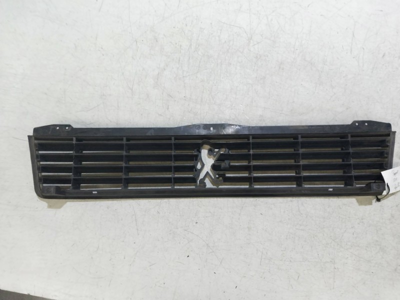 Recambio de rejilla delantera para peugeot 505 break/familial 2.0 referencia OEM IAM    Recambio de rejilla delantera para peugeot 505 break/familial 2.0 referencia OEM IAM