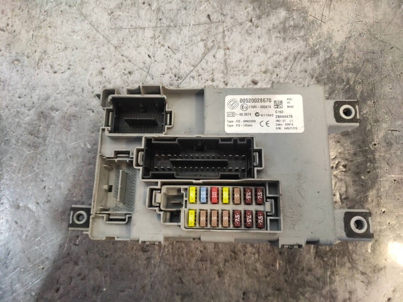 Recambio de caja reles / fusibles para opel combo d kasten l2h1 2,4t referencia OEM IAM 520028670 00520028670 28444475