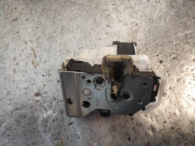 Recambio de motor cierre centralizado delantero derecho para opel combo d kasten l2h1 2,4t referencia OEM IAM 51975079  