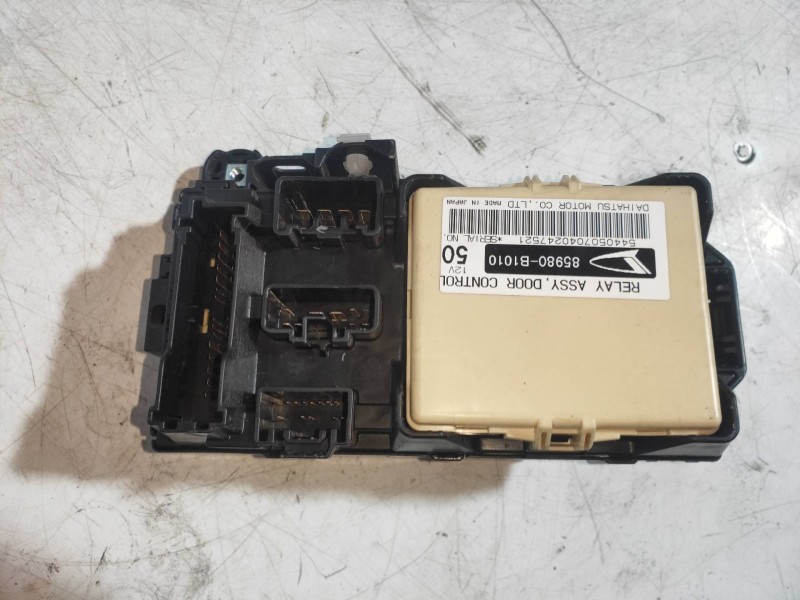 Recambio de caja reles / fusibles para daihatsu sirion (m3..) 1,3 referencia OEM IAM 85980B1010  