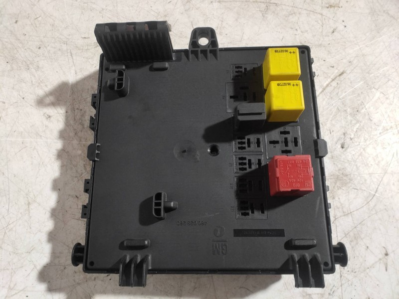 Recambio de caja reles / fusibles para cadillac bls business referencia OEM IAM 12766739 519160105 05092774