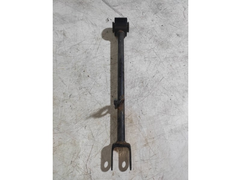 Recambio de brazo suspension superior trasero derecho para dacia duster adventure 4x4 referencia OEM IAM   