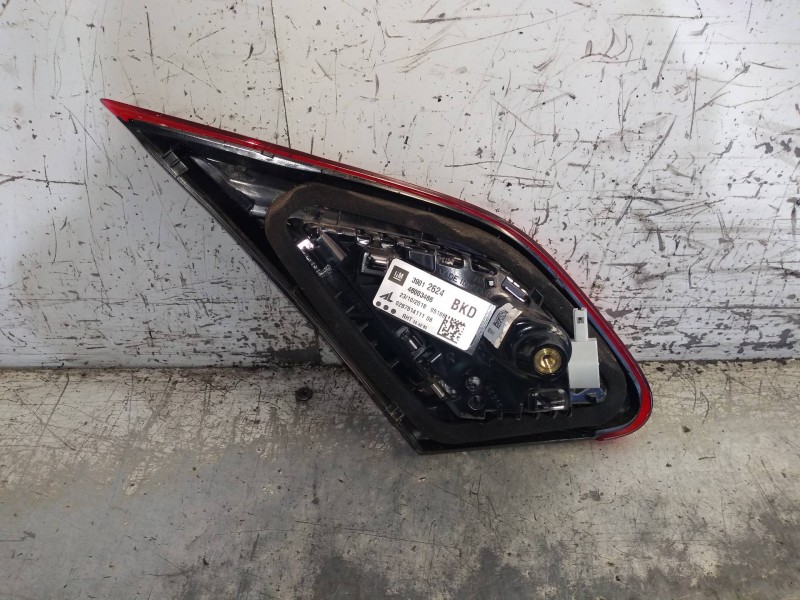 Recambio de piloto trasero derecho interior para opel corsa e color edition referencia OEM IAM 39012624 46003466 0287514111