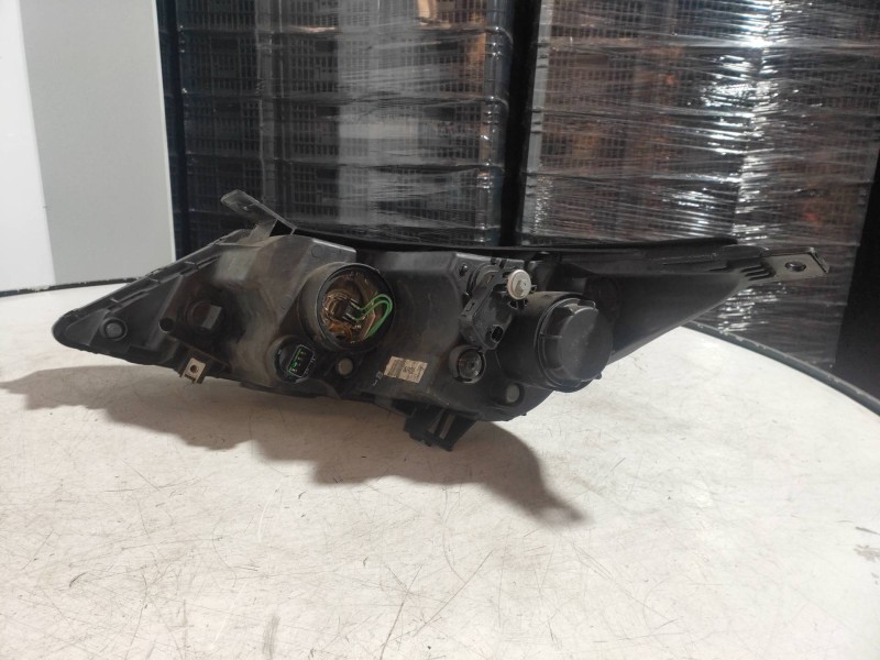 Recambio de faro derecho para kia sportage concept 4x2 referencia OEM IAM 921023W  