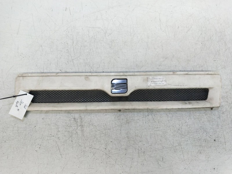 Recambio de rejilla delantera para seat ibiza 1.2 referencia OEM IAM    Recambio de rejilla delantera para seat ibiza 1.2 referencia OEM IAM