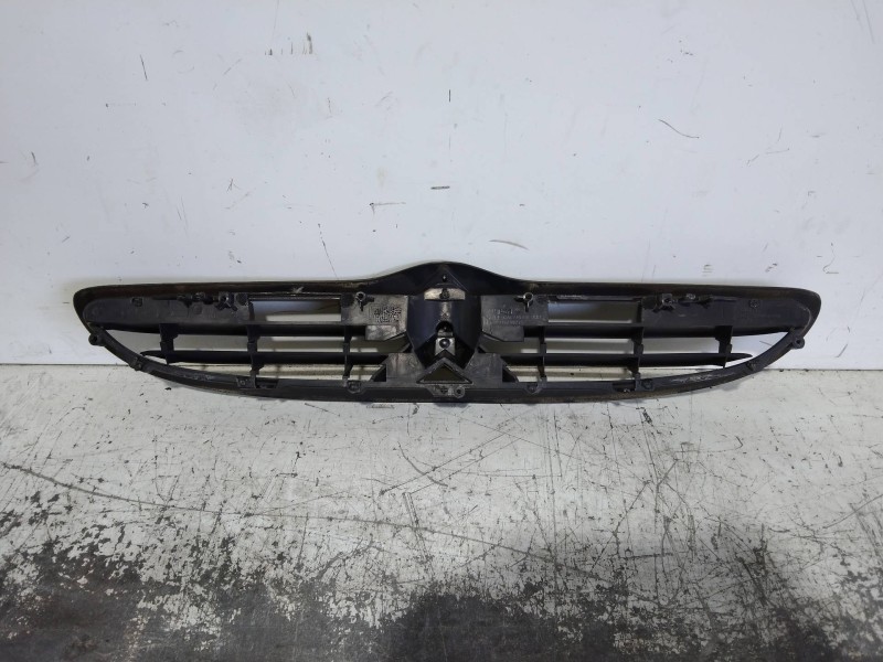 Recambio de rejilla delantera para citroen saxo 1.5 diesel referencia OEM IAM 9636012877  