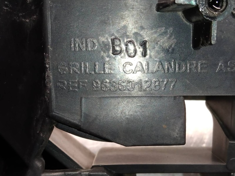 Recambio de rejilla delantera para citroen saxo 1.5 diesel referencia OEM IAM 9636012877  