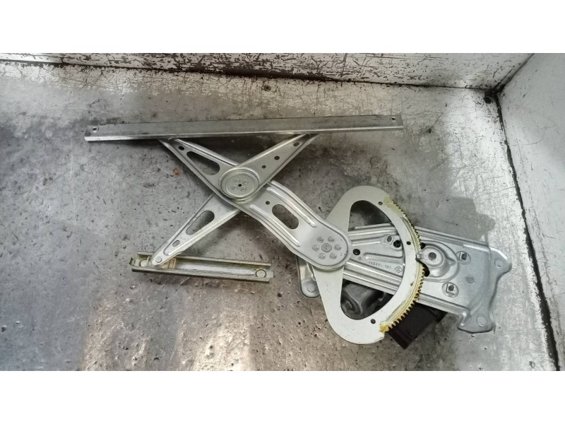 Recambio de elevalunas trasero derecho para renault scenic iii grand dynamique referencia OEM IAM 827303178R 915947200 916836200