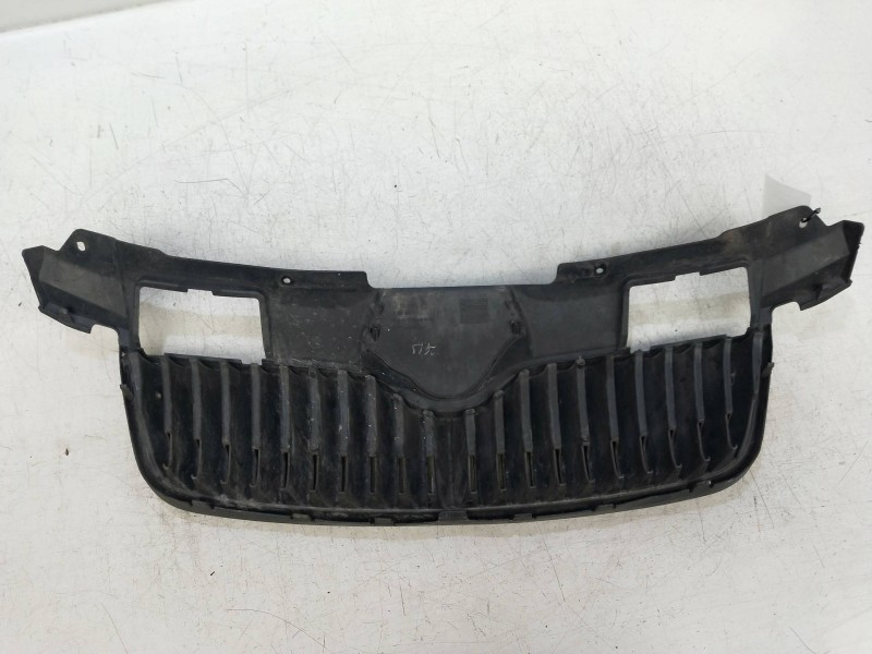 Recambio de rejilla delantera para skoda praktik 1.4 tdi referencia OEM IAM   