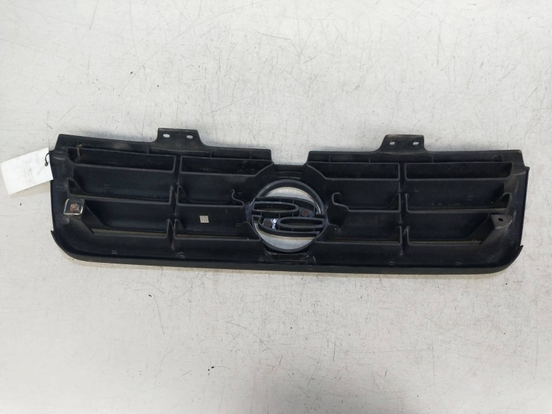 Recambio de rejilla delantera para ssangyong musso 2.9 turbodiesel cat referencia OEM IAM   